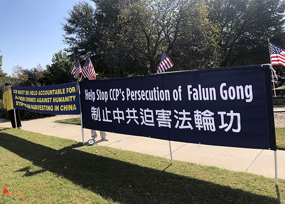 Image for article Dallas, Texas : Les gens encouragent les efforts continus des pratiquants à dénoncer les crimes du PCC