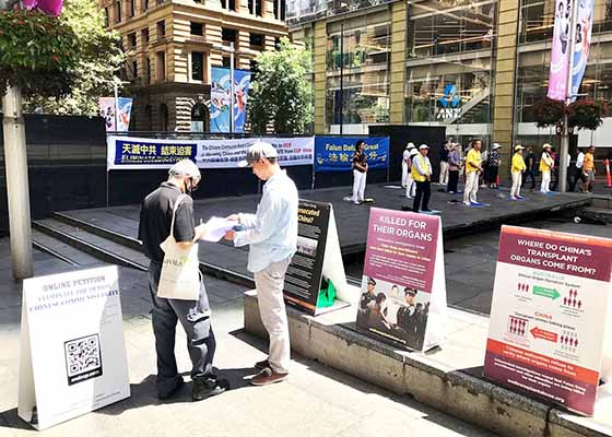 Image for article Australie : Les gens à Sydney envoient leurs vœux pour le Nouvel An et condamnent les prélèvements d'organe commis par le PCC