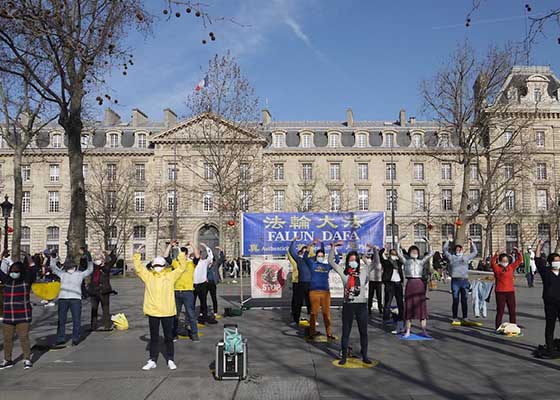 Image for article France : Les Parisiens entendent parler du Falun Dafa et condamnent la persécution du PCC