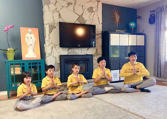 Image for article Canada : De jeunes pratiquants de Falun Dafa à Vancouver souhaitent à Maître Li un joyeux festival des Lanternes