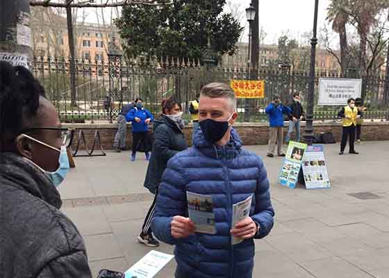 Image for article Activité de sensibilisation à propos du Falun Dafa à Rome : « Le monde a besoin de davantage de bonnes personnes »