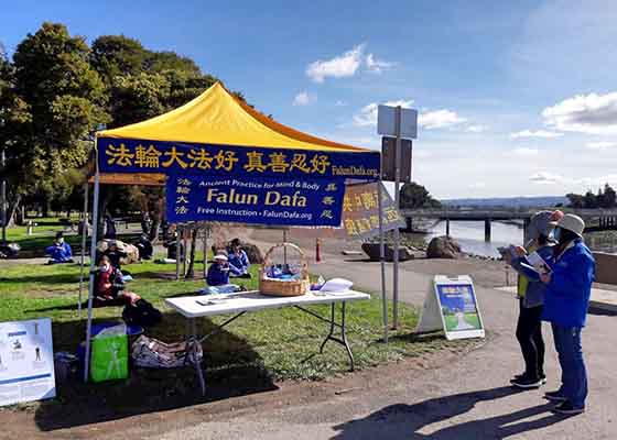 Image for article San Francisco, Californie : Les passants font l'éloge du Falun Dafa lors des activités au parc Marina