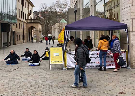 Image for article Stuttgart, Allemagne : Le public encourage les pratiquants de Falun Dafa à persister à dénoncer la persécution