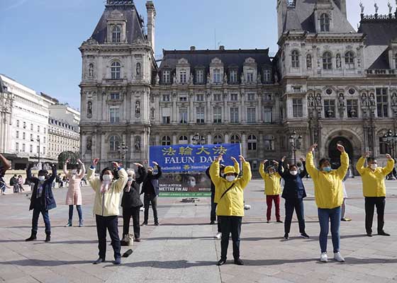 Image for article Paris, France : Des voix de soutien s'élèvent sur la place de l'Hôtel de Ville