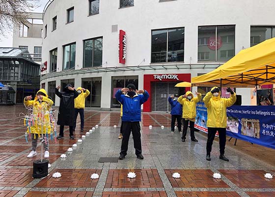 Image for article Les habitants de Leverkusen en Allemagne soutiennent le Falun Dafa