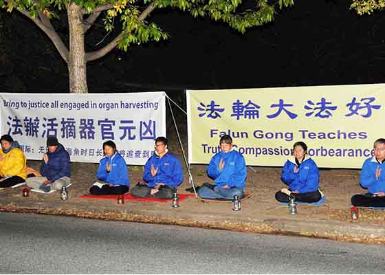Image for article Australie : Des pratiquants commémorent l'Appel du 25 avril par une veillée aux chandelles devant l'ambassade de Chine