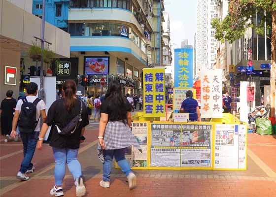 Image for article La police de Hong Kong arrête huit personnes soupçonnées d'avoir vandalisé les stands d'information du Falun Dafa