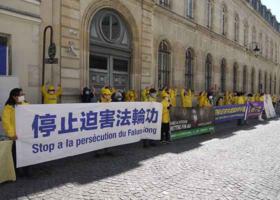 Image for article France : Les Parisiens condamnent la persécution en cours lors d'un rassemblement commémorant l’Appel du 25 avril