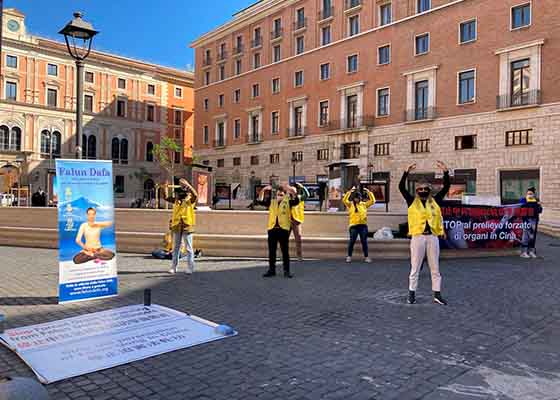 Image for article Les gens expriment leur soutien lors d'un événement organisé à Rome pour commémorer l'appel du 25 avril