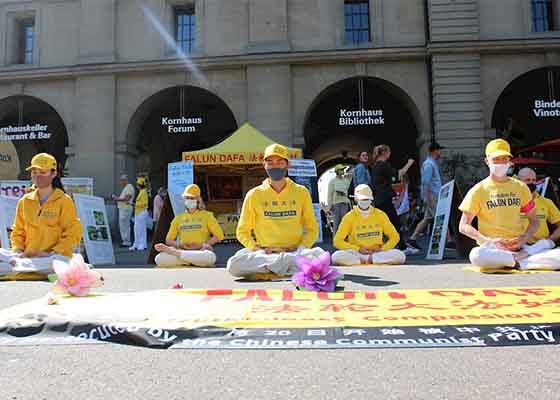 Image for article Attirant l’attention sur la persécution en cours, les pratiquants de Falun Dafa ont commémoré l’appel du 25 avril 1999 à Pékin dans plusieurs villes de Suisse