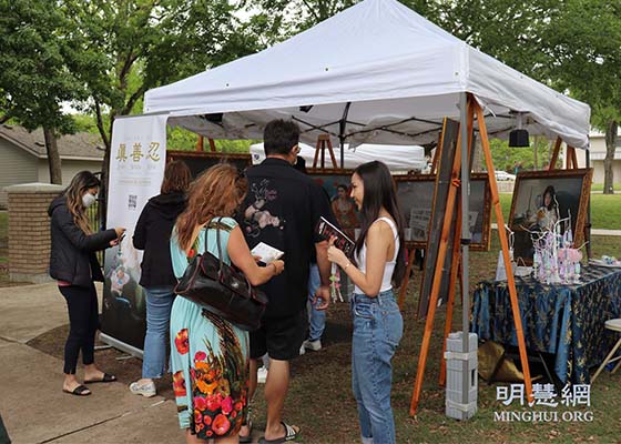 Image for article Dallas, Texas : Les tableaux du festival d'Art illustrent la persécution du Falun Dafa en Chine