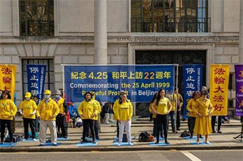 Image for article Londres : Un rassemblement devant l’ambassade de Chine commémore l’historique Appel d’avril 1999 à Pékin – Des députés condamnent les violations continues des droits humains par le régime communiste