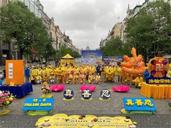 Image for article Les pratiquants de Falun Dafa en République Tchèque, Hongrie et Moldavie célèbrent la Journée mondiale du Falun Dafa
