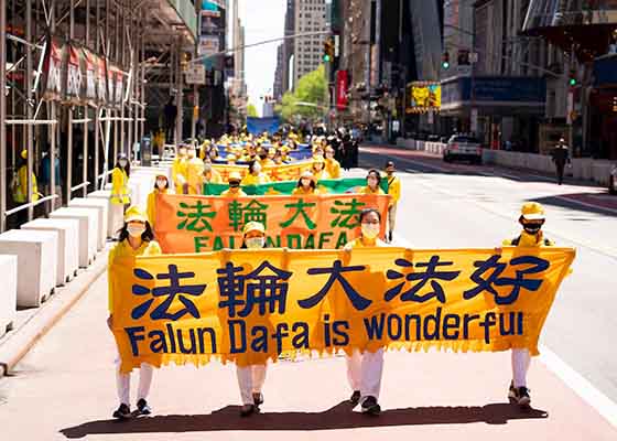 Image for article New York : 2000 pratiquants participent à un défilé pour célébrer la Journée mondiale du Falun Dafa et souhaiter un joyeux anniversaire à Maître Li