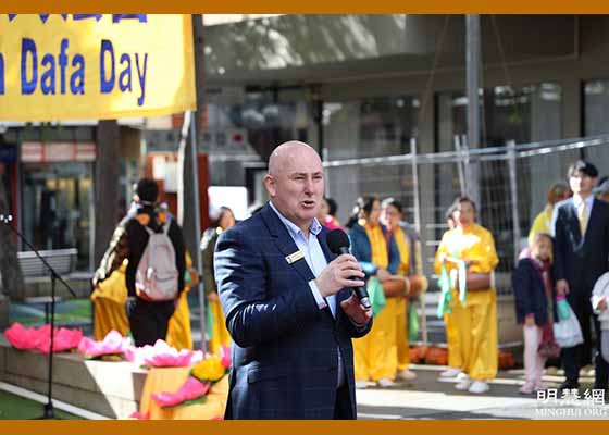 Image for article Melbourne, Australie : Deux maires de communautés chinoises célèbrent la Journée mondiale du Falun Dafa