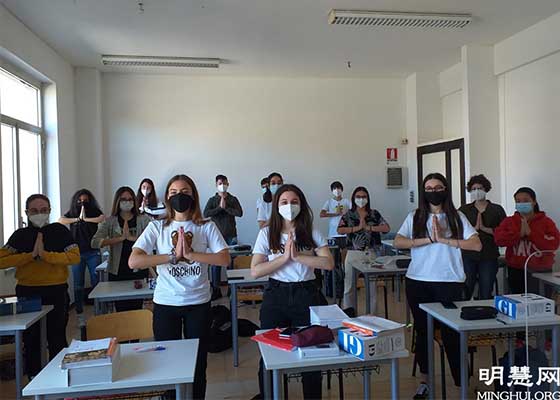 Image for article Dans deux lycées italiens, on peut apprendre le Falun Dafa en classe de chinois
