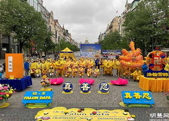 Image for article Les pratiquants en République tchèque célèbrent la Journée mondiale du Falun Dafa