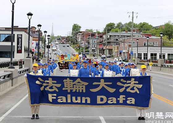 Image for article Canada : Le maire de Sherbrooke félicite les pratiquants qui célèbrent la Journée mondiale du Falun Dafa