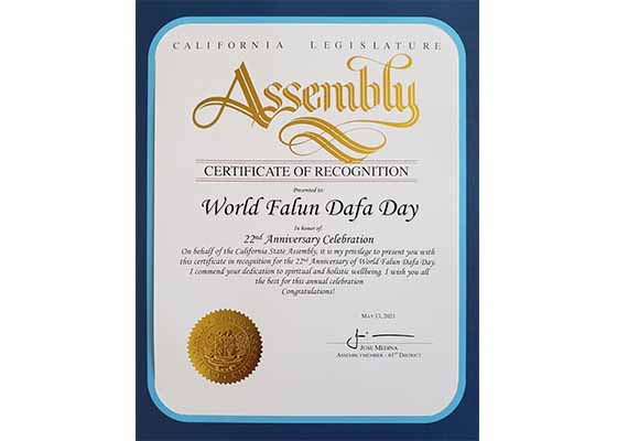 Image for article Californie : Un membre de l'Assemblée législative émet un certificat de reconnaissance de la Journée mondiale du Falun Dafa