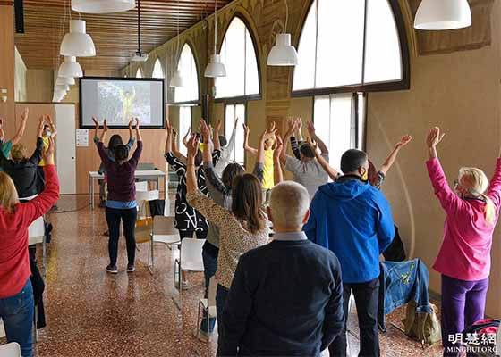 Image for article Des habitants de Thiene en Italie apprennent le Falun Gong