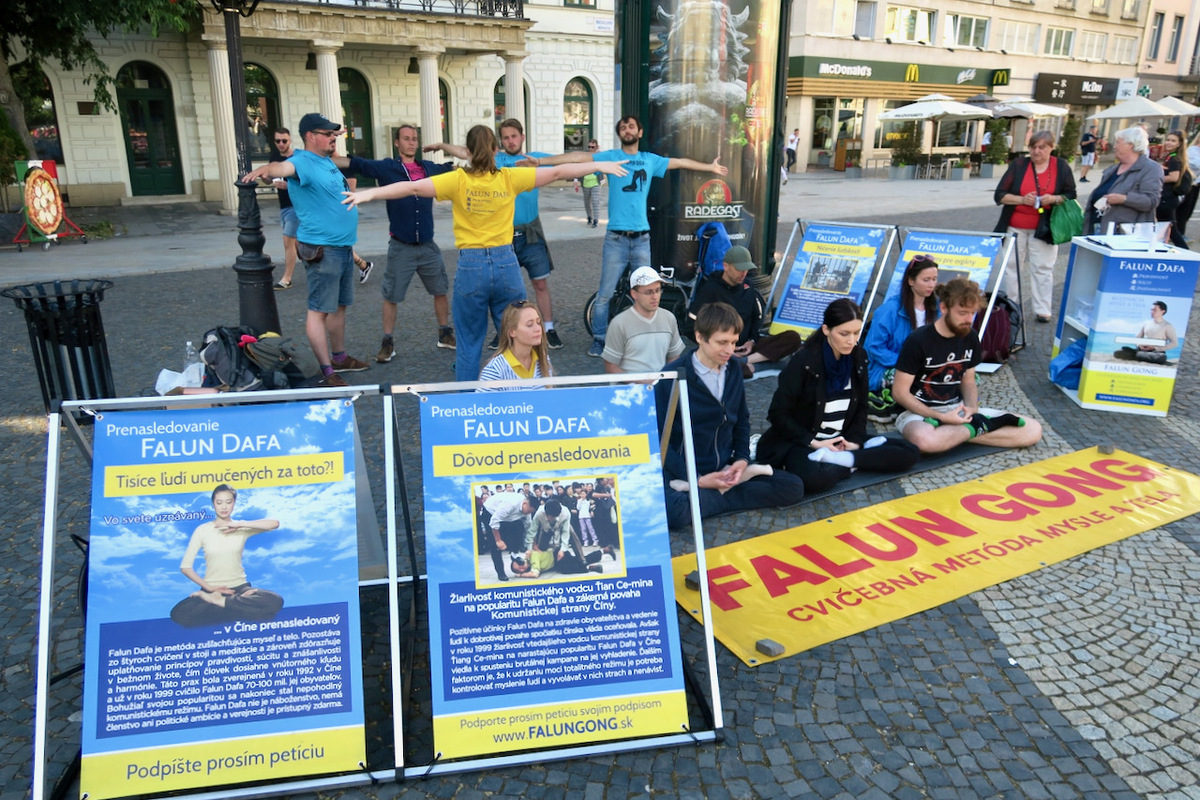 Image for article Une campagne de pétition pour le Falun Gong a été organisée à Bratislava
