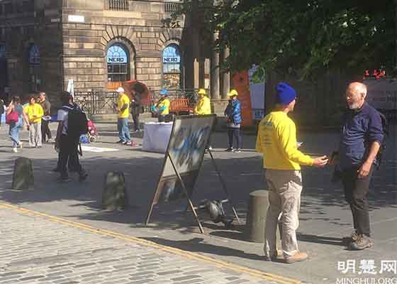 Image for article Les gens condamnent la persécution du Falun Dafa lors d'activités organisées à Édimbourg