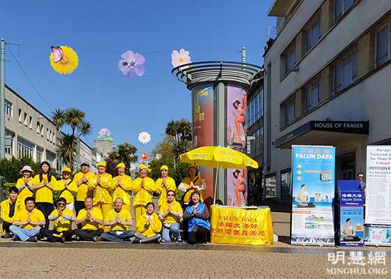 Image for article Royaume-Uni : Les pratiquants de Falun Dafa organisent des activités pendant le sommet du G7 pour informer les gens de la persécution par le PCC en Chine