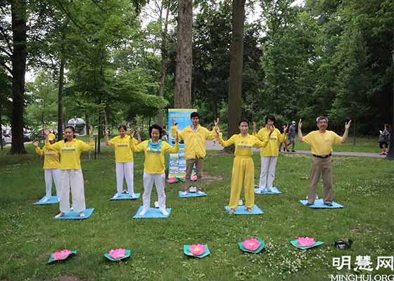 Image for article Canada : Reprise de la pratique du Falun Dafa aux chutes du Niagara, de nombreux touristes désireux d'apprendre les exercices