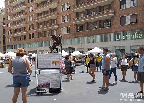 Image for article Italie : Des pratiquants présentent le Falun Dafa à Naples