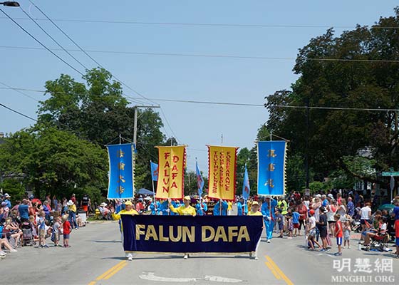 Image for article Illinois : Le Falun Dafa accueilli lors du défilé de la Fête de l'Indépendance à Wheaton