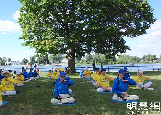 Image for article Québec : Les pratiquants présentent le Falun Dafa et dénoncent les prélèvements d'organes à vif par le PCC