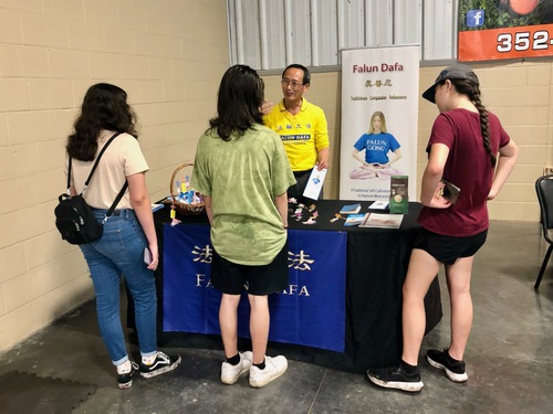 Image for article Floride, États-Unis : Les gens découvrent le Falun Dafa lors du Watermelon Festival