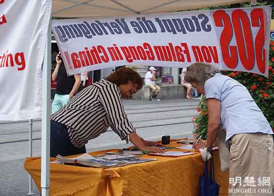 Image for article Le public soutient la fin de la persécution du Falun Dafa à Würzburg, Allemagne : « Il est temps que le monde se réveille »