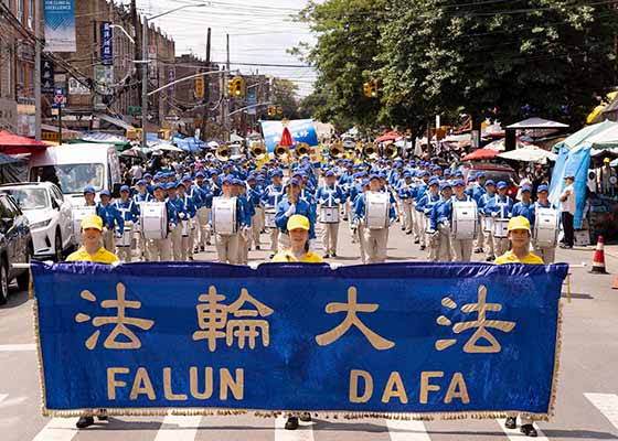 Image for article New York : Plus de mille pratiquants de Falun Dafa ont participé à un défilé pour sensibiliser les gens aux vingt-deux années de persécution et pour éveiller les consciences