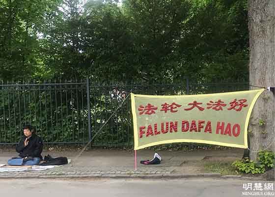 Image for article Danemark : Dix-huit ans de persévérance devant l'ambassade de Chine