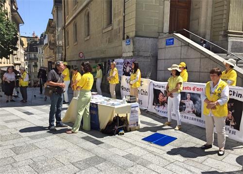 Image for article D’anciens élus assistent à une activité du Falun Gong à Lausanne pour montrer leur soutien
