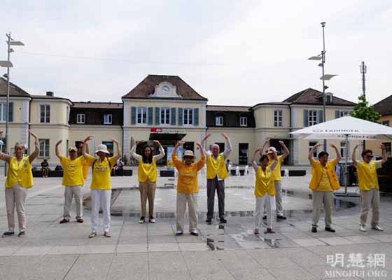 Image for article Des parlementaires du Jura suisse condamnent la persécution en Chine lors de l'activité du Falun Gong