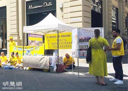 Image for article Une activité appelant à la fin de vingt-deux ans de persécution du Falun Dafa par le PCC a été organisée à Florence
