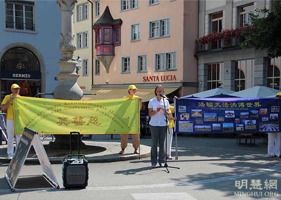 Image for article Le public de Zurich encourage les efforts des pratiquants de Falun Dafa pour dénoncer la persécution qui dure depuis vingt-deux ans en Chine
