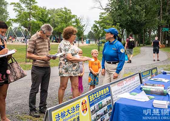 Image for article Des gens prêts à aider les pratiquants de Falun Dafa à dénoncer la persécution du PCC, lors d’une activité au Québec