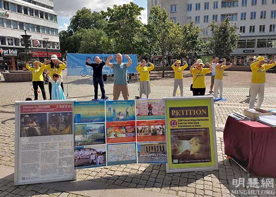 Image for article Suède : Les gens font l'éloge du Falun Dafa lors d'activités à Malmö pour sensibiliser le public à la persécution du PCC
