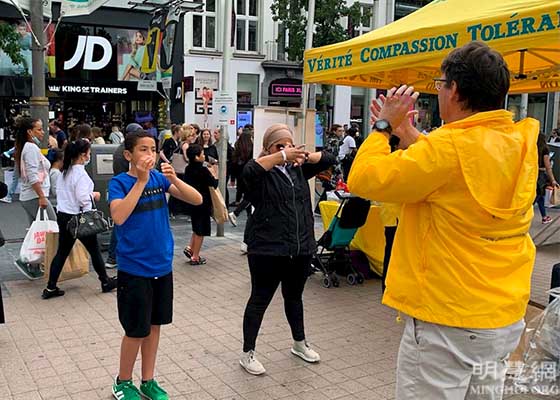 Image for article Belgique : Les pratiquants sensibilisent les gens au Falun Dafa à Anvers