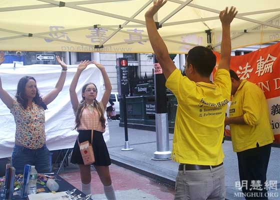 Image for article New York : Les pratiquants de Falun Dafa participent à une foire de rue à New York