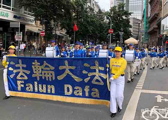 Image for article Entendu au défilé du Falun Gong à Francfort : « C'est ainsi que cela devrait être – exposer la vérité que ces dictatures veulent cacher. »