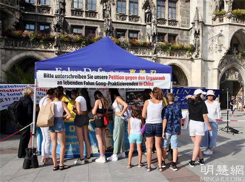 Image for article Munichois et touristes font la queue pour signer la pétition réclamant la fin de la persécution du Falun Dafa en Chine