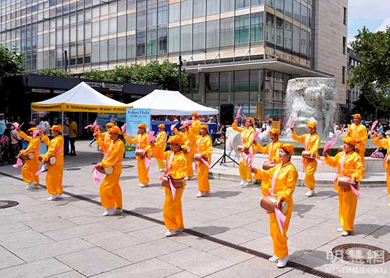 Image for article Une membre de l'équipe allemande de tambourins de ceinture : le Falun Dafa a béni toute ma famille