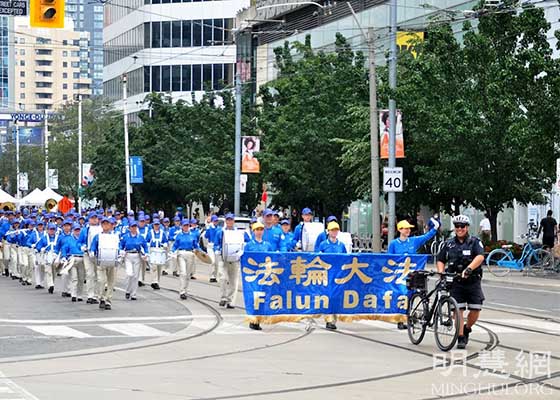 Image for article Un défilé du Falun Dafa à Toronto, Canada : « Rejetez le PCC et accueillez la lumière »