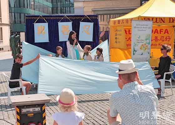Image for article Suisse : Des pratiquants présentent le Falun Dafa lors d'activités à Winterthour