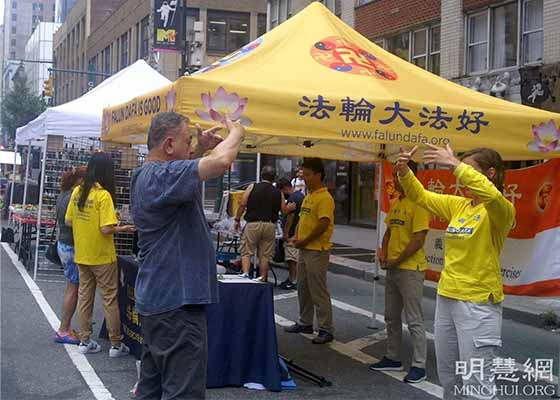 Image for article New York : Des pratiquants présentent le Falun Dafa lors des festivals de rue de Manhattan