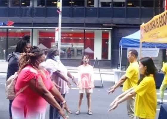 Image for article Une oasis de calme dans l'agitation de Manhattan : Les gens sont attirés par le stand d'information du Falun Dafa